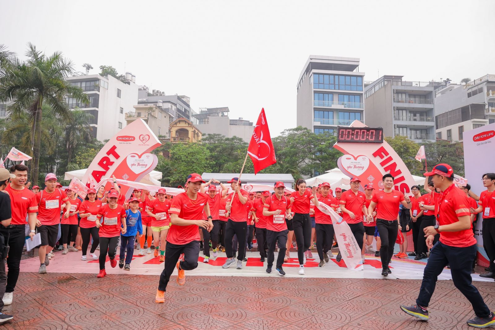 Hơn 700 người đã tham gia thử thách đầu tiên - chinh phục đường chạy 2 cự ly: 3km và 5km đất được phát động từ ngày 15/4 - 21/5/2023 khởi đầu cho hành trình chinh phục “Cung đường yêu thương”