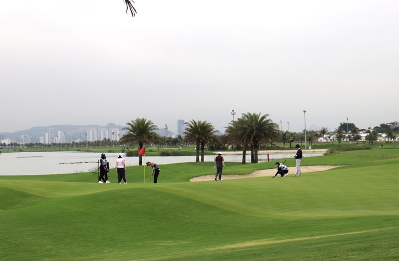 Du khách chơi golf tại sân golf Tuần Châu - Hạ Long (Ảnh: Báo Quảng Ninh)