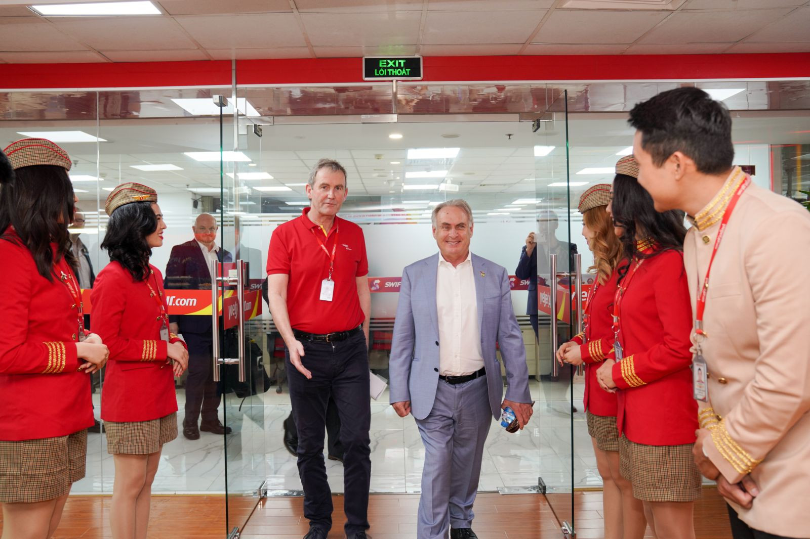 Phó Tổng giám đốc Vietjet Michael Hickey đón đoàn công tác của Bộ trưởng Thương mại và Du lịch Úc, Thượng nghị sỹ Don Farrell tại sân bay Tân Sơn Nhất, TP.HCM