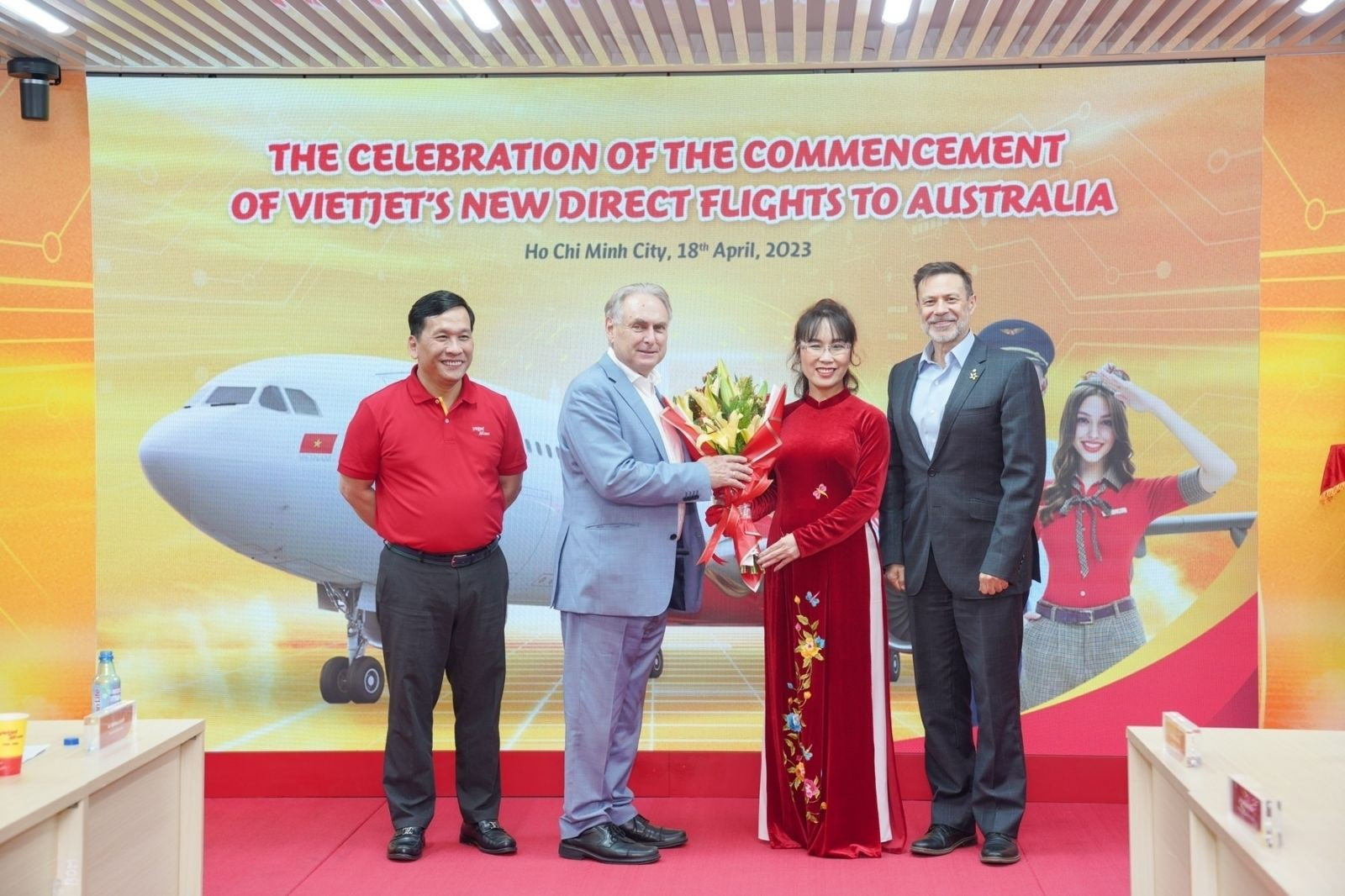 Chủ tịch Nguyễn Thị Phương Thảo, Tổng giám đốc Vietjet Đinh Việt Phương chào mừng Bộ trưởng Don Farrell (thứ hai từ trái sang) và Đại sứ Úc tại Việt Nam Andrew Goledzinowski (ngoài cùng bên phải)