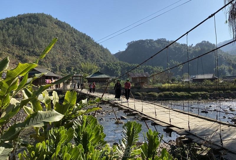 Đồng bào các dân tộc tại Nậm Nghiệp đã tham gia vào xây dựng các homestay và cafe phục vụ đón khách du lịch