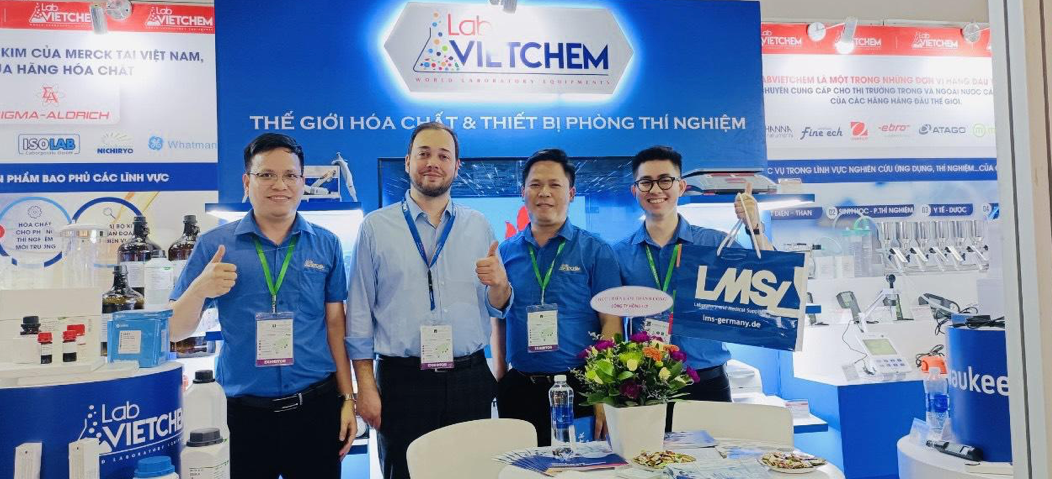 Gian hàng LabVIETCHEM có diện tích khá rộng, trưng bày đa dạng sản phẩm và được đầu tư thiết kế nổi bật tại Triển lãm.