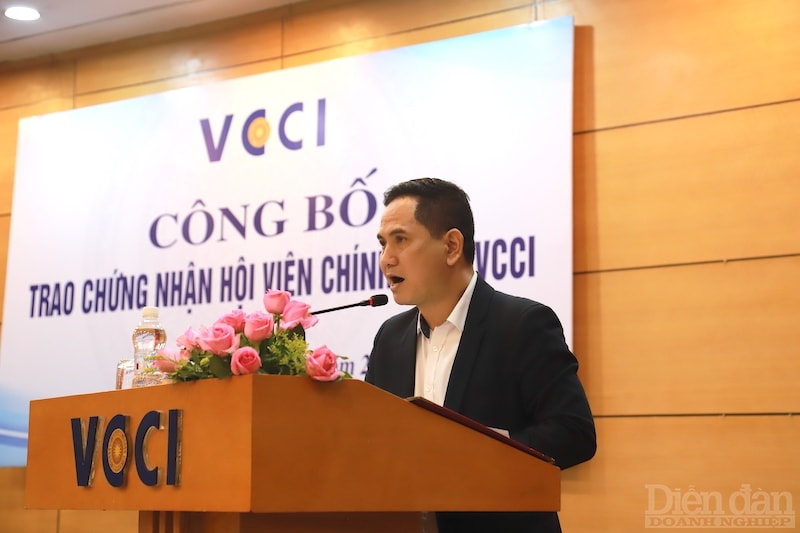 Công bố quyết định của Chủ tịch VCCI công nhận hội viên chính thức.