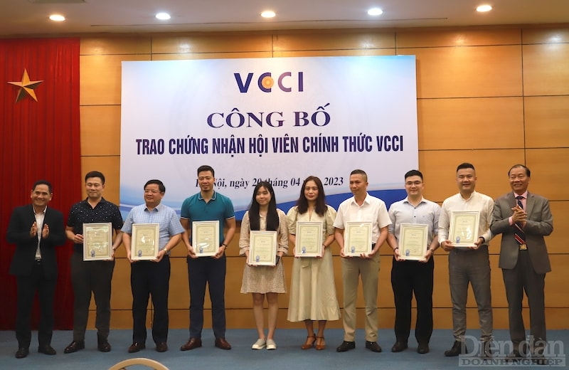 Đại diện doanh nghiệp nhận giấy chứng nhận hội viên chính thức VCCI.