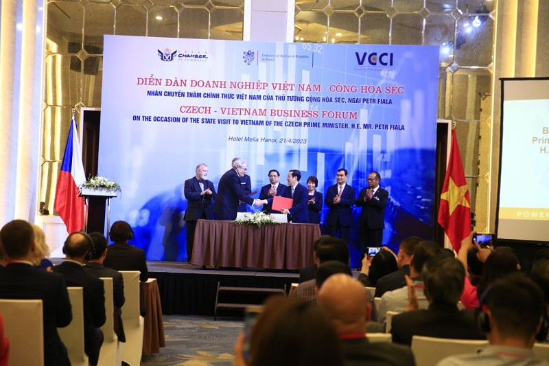 Chủ tịch VCCI và Chủ tịch Phòng Thương mại Séc ký kết