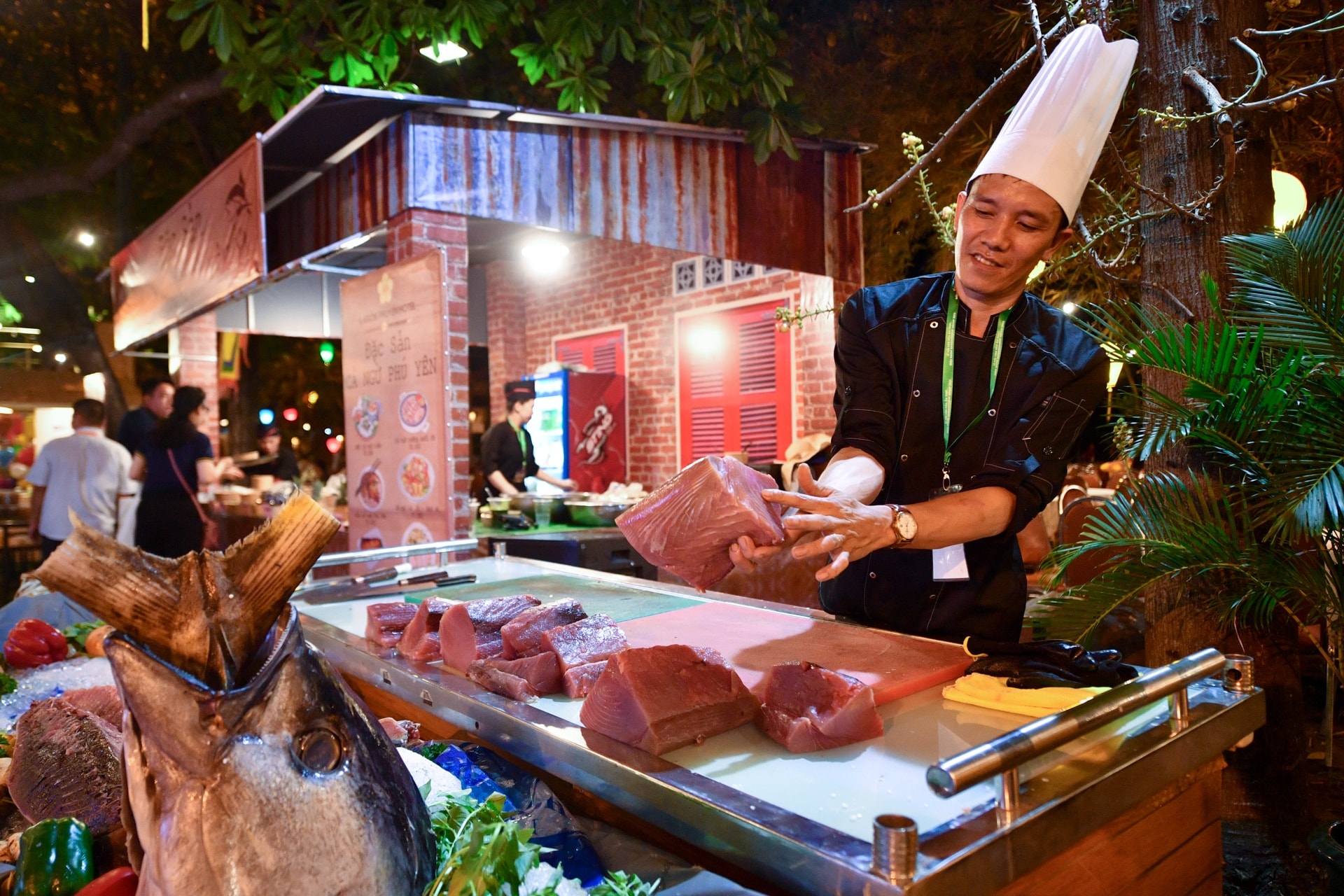 Hàng trăm người tham gia Lễ hội ẩm thực ở TP.HCM ngày khai mạc