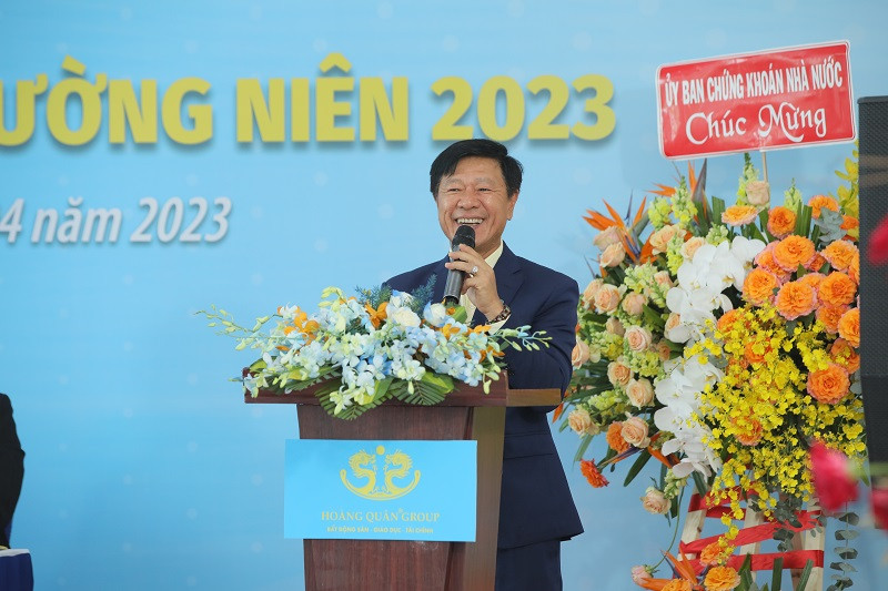 ĐHĐCĐ thường niên 2023 của HQC nóng với các vấn đề và mục tiêu lớn xoay quanh nhà ở xã hội. Ảnh: Chủ tịch HQC Trương Anh Tuấn chia sẻ với cổ đông