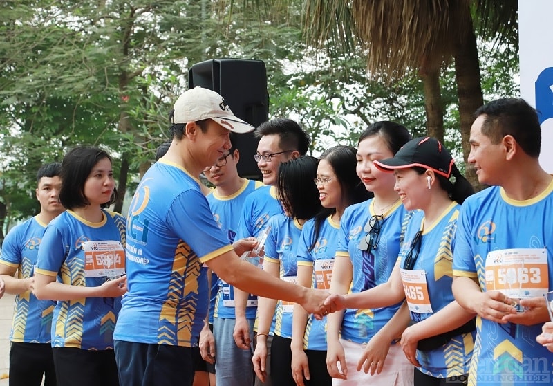 Thay mặt Đảng đoàn, Ban Thường trực và Công đoàn, Phó Chủ tịch VCCI – Nguyễn Quang Vinh trao cup lưu niệm cho đại diện các đơn vị tham dự