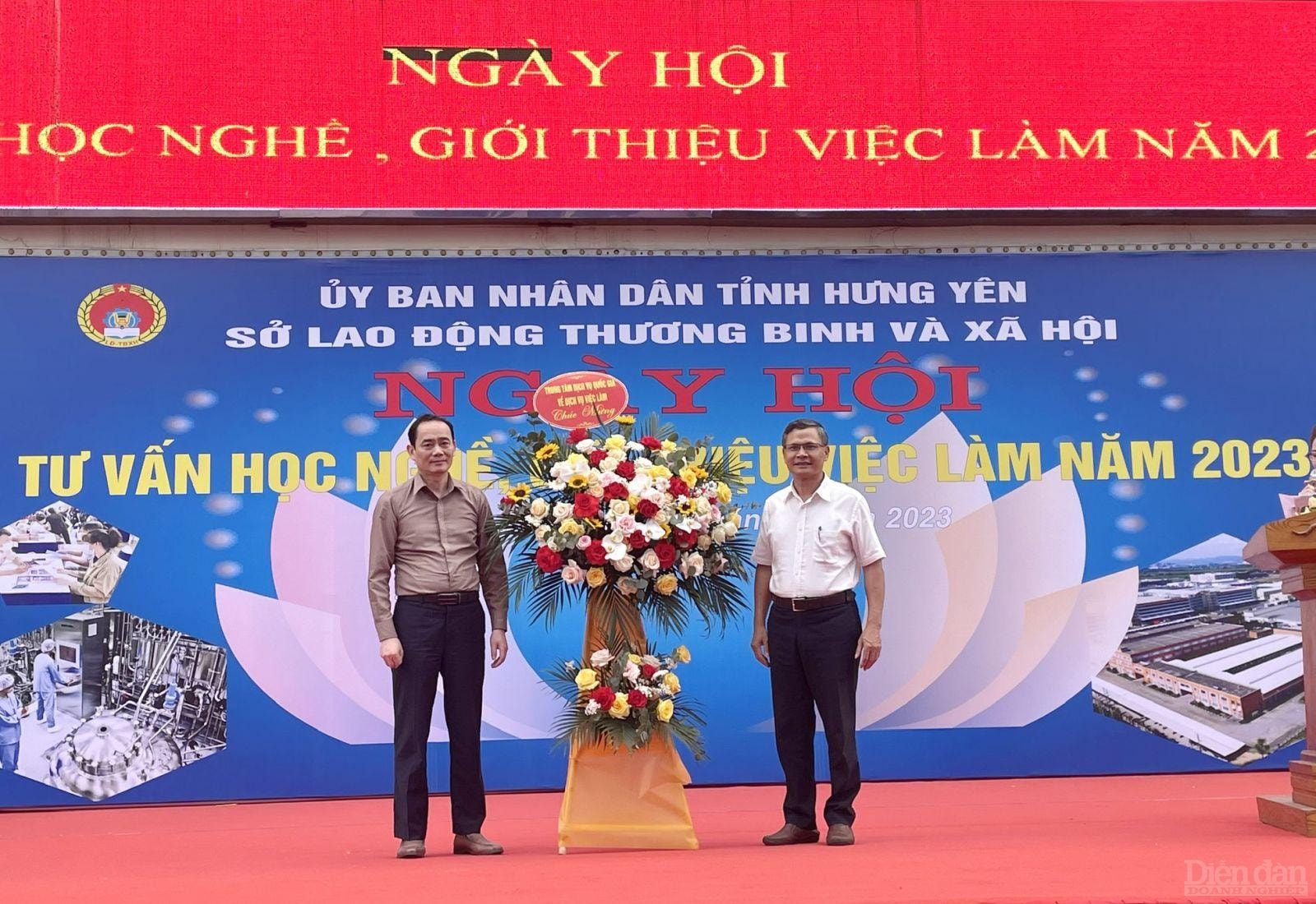 Ông Ngô Xuân Liễu - Giám đốc Trung tâm dịch vụ Quốc gia về việc làm (Cục Việc làm – Bộ LĐTBXH) tham dự ngày hội và tặng hoa chúc mừng