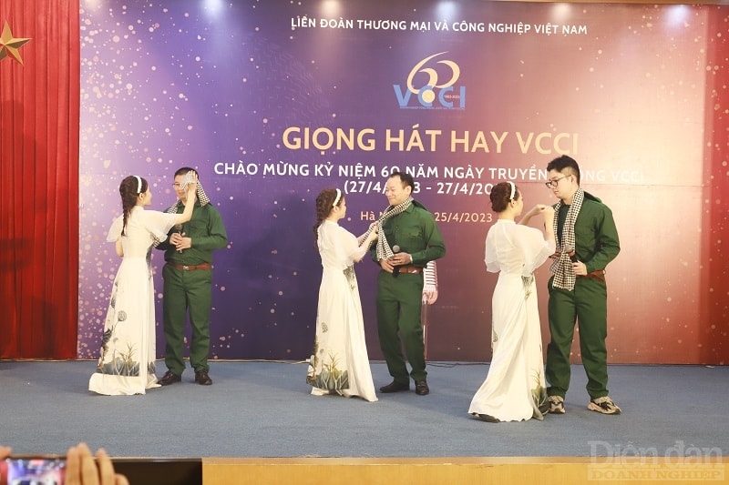 Tiết mục tam ca (tốp múa phụ họa) “Giai điệu Tổ quốc” của Văn phòng VCCI, Viện phát triển Doanh nghiệp, Văn phòng doanh nghiệp phát triển Bền vững, Ủy Ban công tác Đài Loan