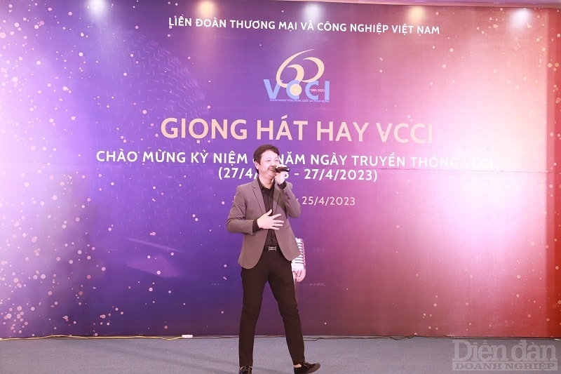 Tiết mục đơn ca “Chút thư tình người lính biển” của Trung tâm Hỗ trợ Doanh nghiệp nhỏ và vừap/