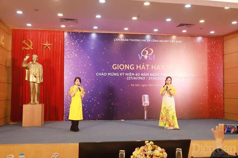 Tiết mục song ca “Đã hơn một lần” của Đoàn Thanh niên khối Văn phòng