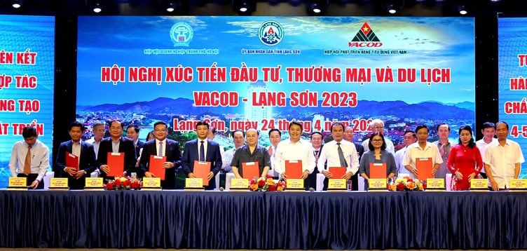 UBND tỉnh Lạng Sơn và VACOD đã chủ trì lễ ký kết thỏa thuận hợp tác chung giữa Hiệp hội Doanh nghiệp tỉnh Lạng Sơn với 11 Hiệp hội Doanh nghiệp của các tỉnh, thành phố trên cả nước. Ảnh Báo Lạng Sơn