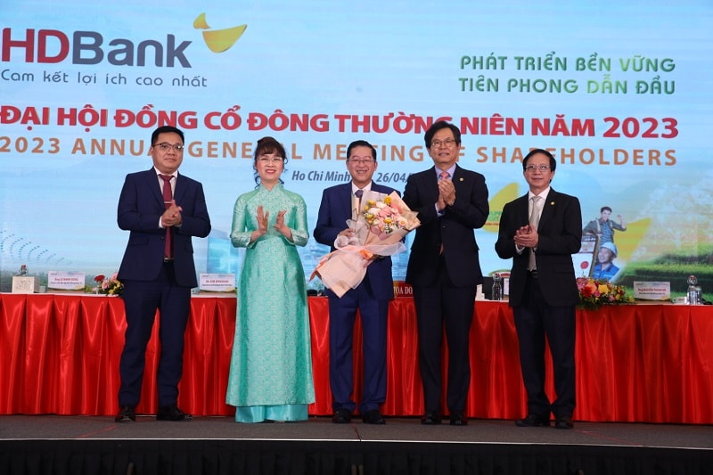 HĐQT HDBank tặng hoa cho ông Phạm Quốc Thanh được ĐHCĐ thông qua bầu thành viên mới của HĐQT nhiệm kỳ 2021-2027