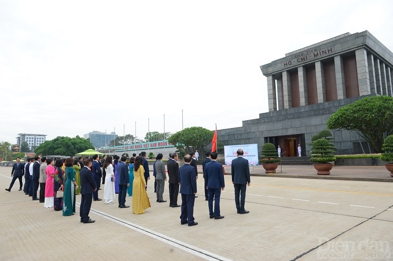 Các đại biểu tham dự thực hiện nghi lễ chào cờ