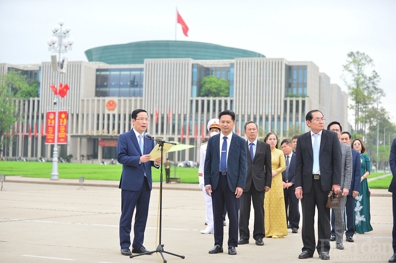 Thay mặt Đảng đoàn, Ban Thường trực, Chủ tịch VCCI - Phạm Tấn Công đọc báo cáo tại buổi lễ