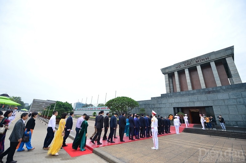 Các đại biểu tham dự vào lăng viếng Chủ tịch Hồ Chí Minh, báo công dâng Bác