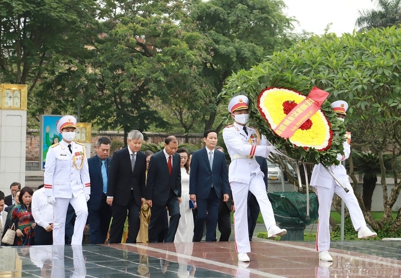 và dâng hương tưởng niệm các Anh hùng Liệt sỹ tại Tượng đài Bắc Sơn