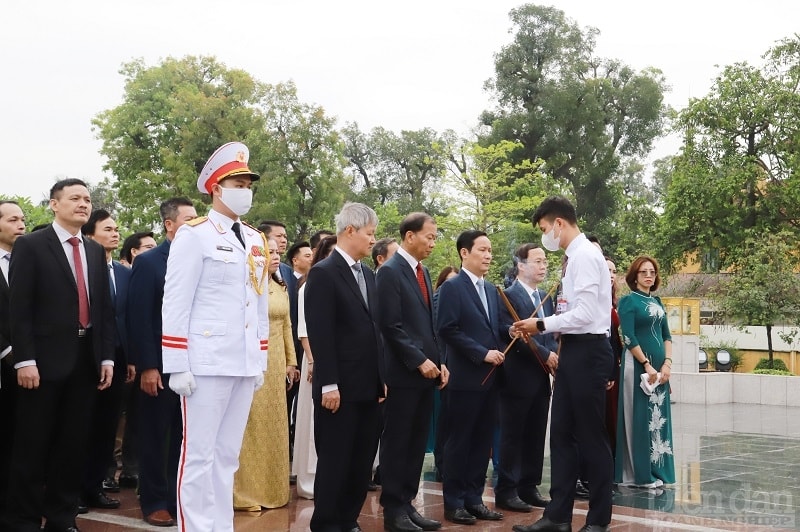 Các đại biểu dâng hương tưởng niệm các anh hùng liệt sỹ