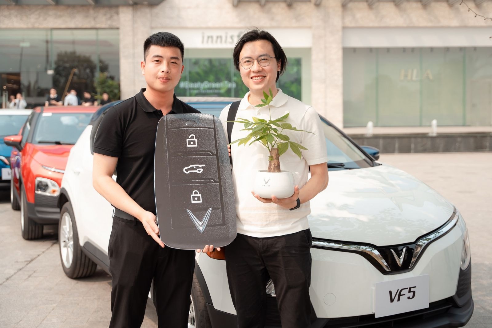 Chiếc xe anh Minh nhận từ VinFast là mẫu xe điện mới nhất của hãng, thuộc phân khúc A-SUV, với kích thước tổng thể 3.967 x 1.723 x 1.578 mm (Dài x Rộng x Cao). Chiều dài cơ sở của VF 5 Plus là 2.513 mm, với không gian được tối ưu, mang đến sự rộng rãi, thoải mái cho người dùng. 