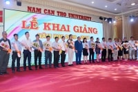 Trường Đại học Nam Cần Thơ vận động hơn 5 tỷ đồng trao học bổng cho sinh viên vượt khó.