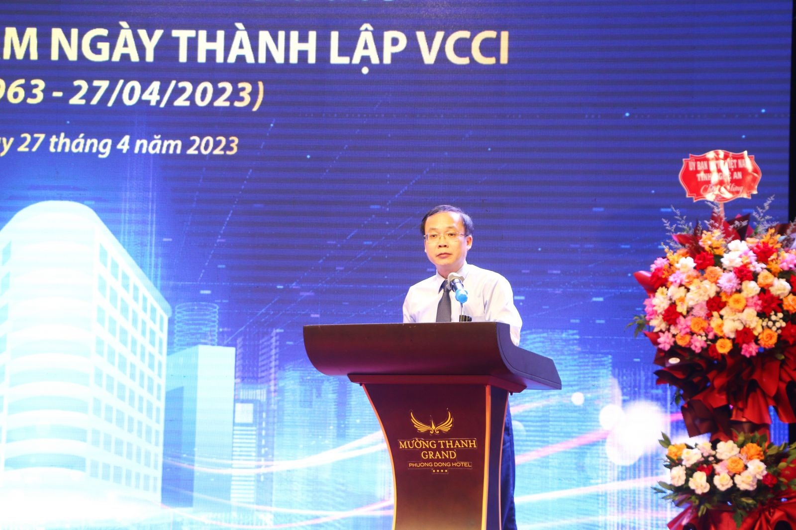 Thay mặt cho VCCI tham gia buổi lễ, ông Bùi Trung Nghĩa - Phó Chủ tịch VCCI trân trọng cảm ơn và gửi lời tri ân sâu sắc sự quan tâm, hỗ trợ của tỉnh Nghệ An đối với VCCI nói chung và VCCI chi nhánh Nghệ An nói riêng thời gian qua.p/Phó Chủ tịch VCCI cũng chia sẻ kế hoạch và mong muốn tỉnh tiếp tục dành sự quan tâm, đồng hành và hỗ trợ VCCI và các hội doanh nghiệp, doanh nhân trong thời gian tới của các cấp chính quyền, cơ quan quản lý nhà nước trên địa bàn.