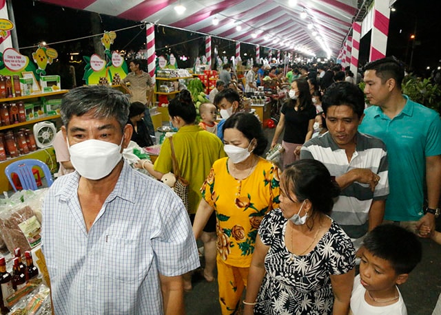 Khách tham quan, mua sắm tại các điểm trưng bày, giới thiệu sản phẩm tại Lễ hội Xoài Đồng Tháp năm 2023