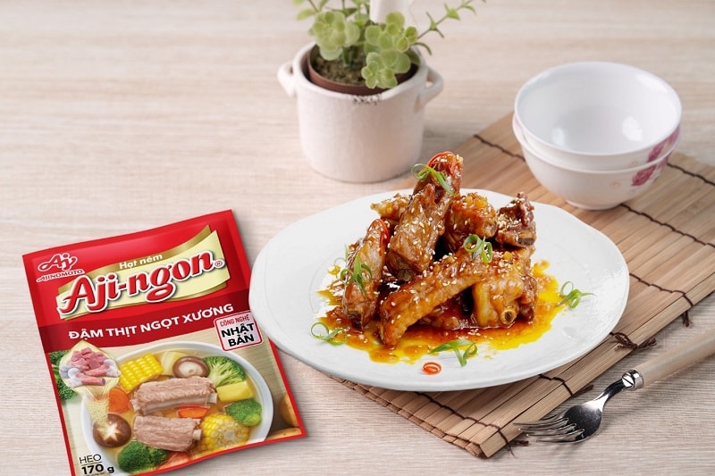 Hạt nêm Aji-ngon® Heo giúp mang đến bữa ăn ngon tròn vị nhờ chiết xuất tinh chất tự nhiên từ các nguyên liệu xương, thịt.