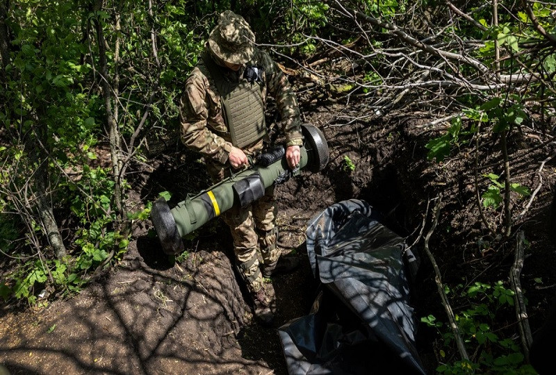 Một binh sĩp/Ukraine đặt tên lửa Javelin do Mỹ sản xuất vào vị trí chiến đấu trên tiền tuyến vào ngày 20/5/2022, tại Kharkov, Ukraine. Ảnh: Getty