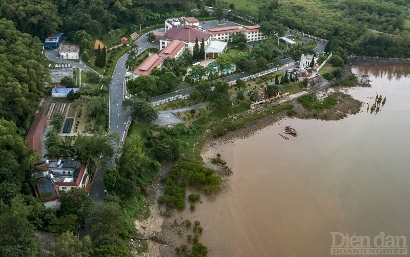 Bến K15 hay gọi là Km số 0, nơi xuất phát của những con tàu không số, làm nhiệm vụ bí mật, chở vũ khí chi viện cho chiến trường miền Nam trong những năm tháng chống đế quốc Mỹ, làm nên con đường huyền thoại mang tên “đường Hồ Chí Minh trên biển”.