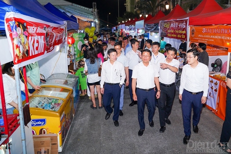 Ông Phạm Hoàng Tuấn – Phó Chủ tịch UBND quận Đồ Sơn cho biết: “Thông qua Liên hoan du lịch Đồ Sơn – Điểm đến bốn mùa cùng với các lễ hội truyền thống như lễ hội đảo Dấu, lễ hội chọi trâu..., quận Đồ Sơn hy vọng rằng sẽ thu hút 2,5 triệu lượt khách trong năm 2023”