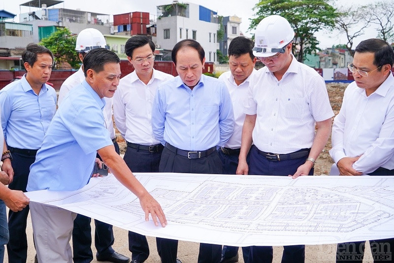 ông Lê Tiến Châu – Bí thư Thành ủy Hải Phòng cùng các lãnh đạo đi kiểm tra thực tế dự án nhà ở xã hội