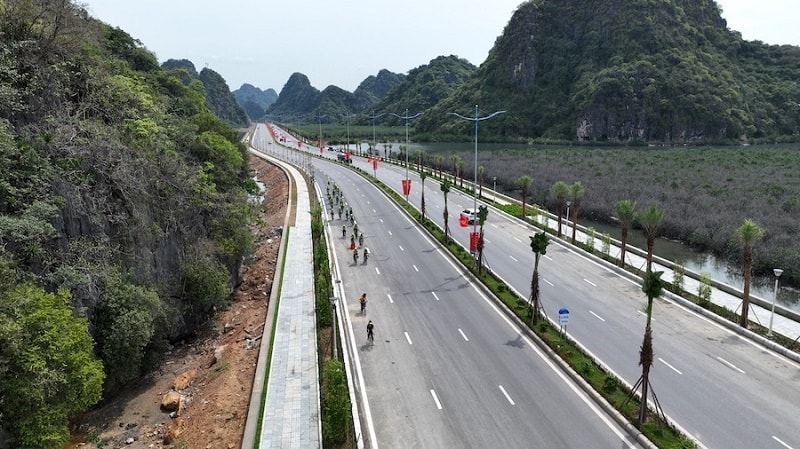 Đường bao biển Hạ Long - Cẩm Phả với quy mô 6 làn xe kết nối từ cầu Bãi Cháy (TP Hạ Long) đến trung tâm TP Cẩm Phả