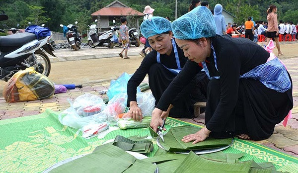 Cuộc thi làm bánh dày truyền thống với sự tham gia của 10 thôn của xã Thanh Tương