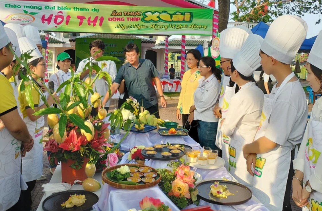 Hội thi ẩm thực xoài đã chế biến hàng chục món ăn mới lạ từ nguyên liệu xoài.