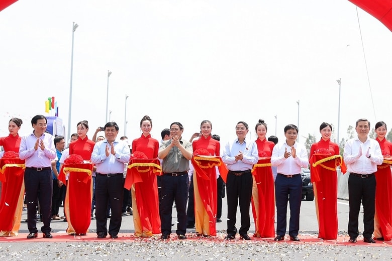 Thủ tướng Phạm Minh Chính cùng các đại biểu cắt băng khánh thành tại điểm cầu chính Phan Thiết-Dầu Giây tại nút giao Phan Thiết, xã Hàm Kiệm, huyện Hàm Thuận Nam, tỉnh Bình Thuận.