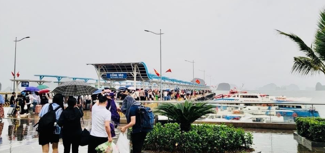 Du khách xếp hàng xuống tàu tại Cảng quốc tế Ao Tiên dịp nghỉ lễ 