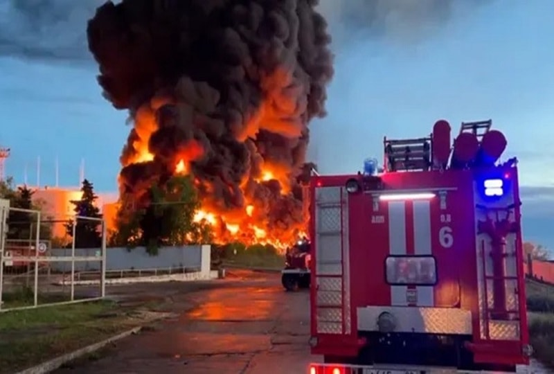 Cháy kho chứa nhiên liệu của Nga ở thành phố cảng Sevastopol, bán đảo Crimea, ngày 29/4. Ảnh: AP