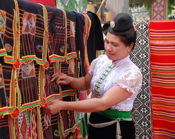 Bản Che Căn, thuộc xã Mường Phăng, huyện Điện Biên, đang là một mô hình điểm về phát triển văn hóa du lịch cộng đồng của tỉnh Điện Biên 