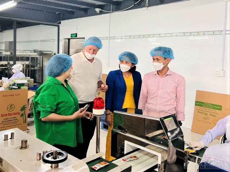 Chị Mai Thị Ý Nhi (áo vàng xanh) cùng đối tác kiểm tra chất lượng sản phẩm,