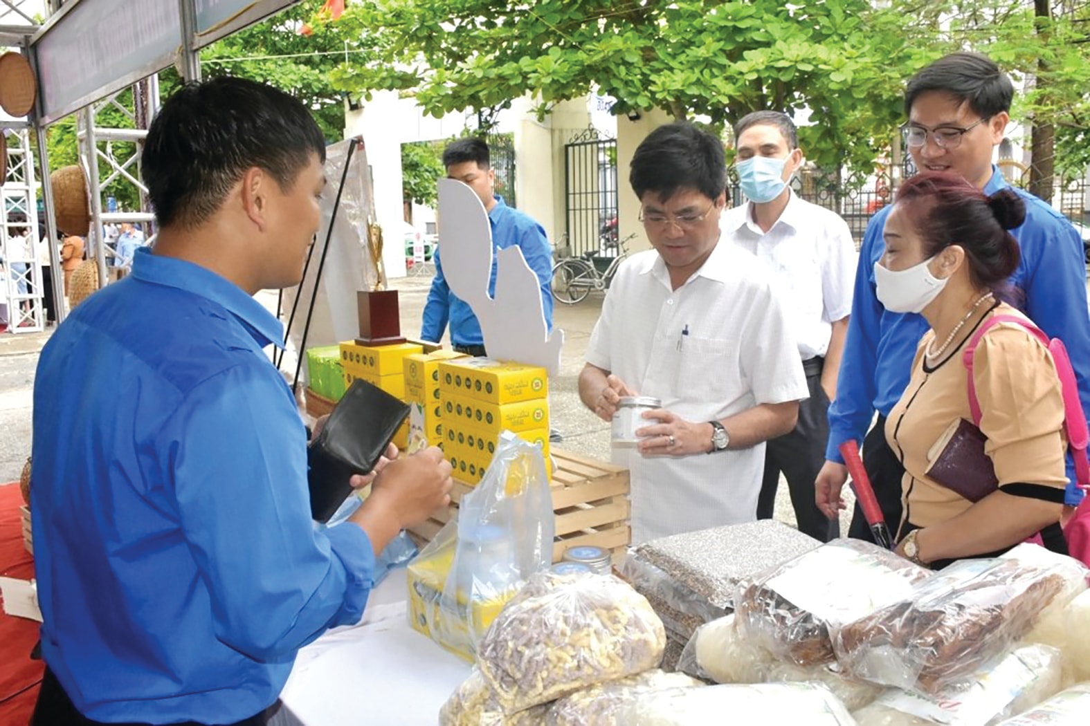  Lãnh đạo Sở Khoa học và Công nghệ Nam Định tham quan gian hàng tại sự kiện Ngày hội Thanh niên Nam Định với Khoa học, công nghệ và đổi mới sáng tạo