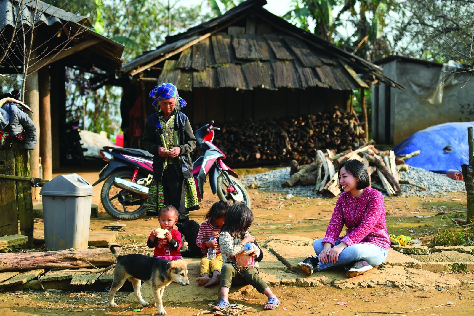 Du khách đến thăm Chòm Cu Vai và chụp ảnh cùng với người dân địa phương (Ảnh: Duy Thịnh)