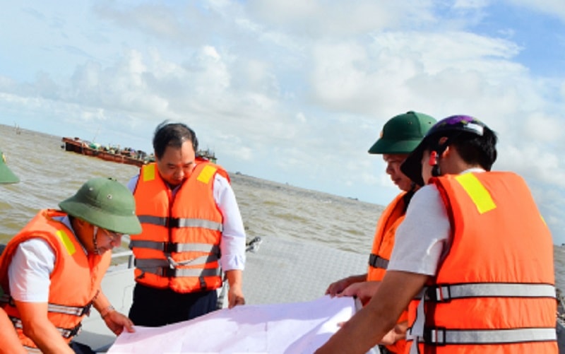 Lãnh đạo Sở Tài nguyên và Môi trường, Bộ Chỉ huy Bộ đội Biên phòng tỉnh kiểm tra hoạt động khai thác cát tại vùng biển huyện Thái Thụy (ảnh báo Thái Bình)