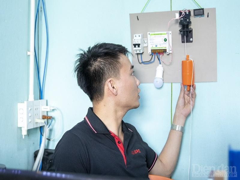 Anh Nguyễn Mạnh Cường kiểm tra chất lượng thiết bị relay chống giật.