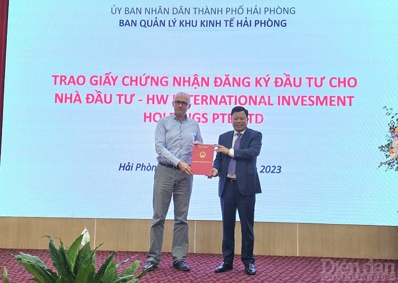 BQL KKT Hải Phòng trao giấy chứng nhận đăng ký đầu tư cho dự án HW Energy cho nhà đầu tư HW International Investment Holdings Pte.Ltd