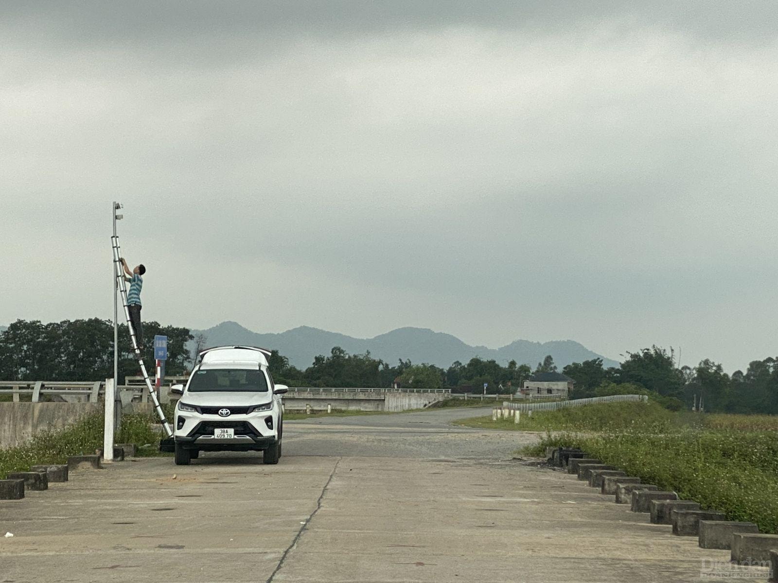 Chiều 10/5, ngành chức năng cũng thi công triển khai lắp đặt lại biển báo giới hạn tải trọng và camera giám sát ở khu vực cầu Châu Cường trên địa bàn xã Trung Phúc Cường, huyện Nam Đàn