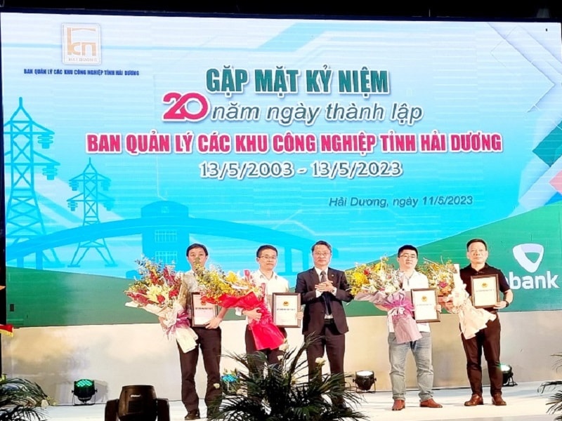 Ban Quản lý các khu công nghiệp tỉnh trao giấy chứng nhận đăng ký đầu tư cho 4 doanh nghiệp đầu tư trong khu công nghiệp Cẩm Điền - Lương Điền (Cẩm Giàng) và trao tặng giấy khen cho 2 đơn vị có thành tích tiêu biểu trong công tác phối hợp với các khu công nghiệp trên địa bàn tỉnh