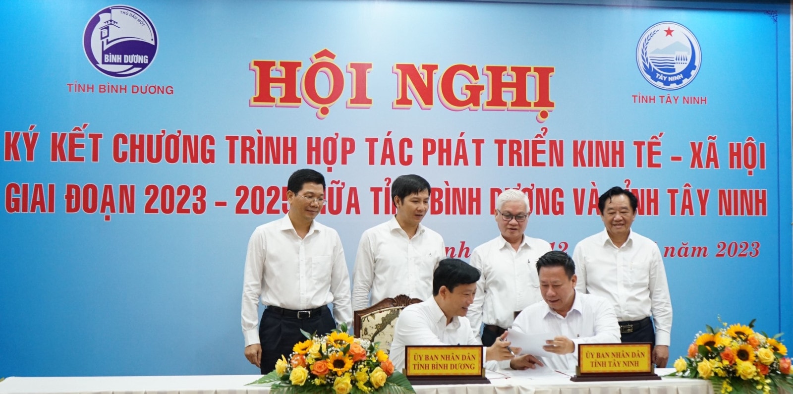 Trước sự chứng kiến của ban thường vụ và lãnh đạo hai tỉnh, ông Nguyễn Thanh Ngọc - Chủ tịch UBND tỉnh Tây Ninh và ông Võ Văn Minh - Chủ tịch UBND tỉnh Bình Dương đã trao đổi biên bản ký kết.