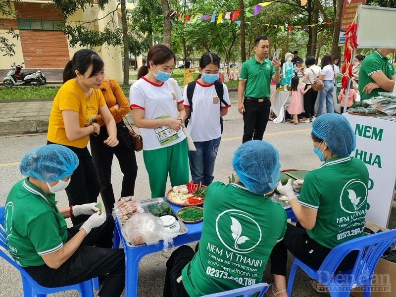 Sản phẩm nem Vị Thanh hấp dẫn, khách tham quan được chứng kiến quy trình sản xuất cơ bản tại ngay gian hàng