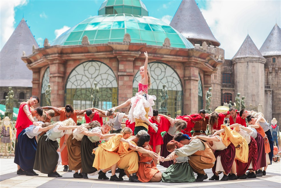 Sun World Ba Na Hills luôn có các show diễn, các màn trình diễn nghệ thuật ở khắp khu du lịch